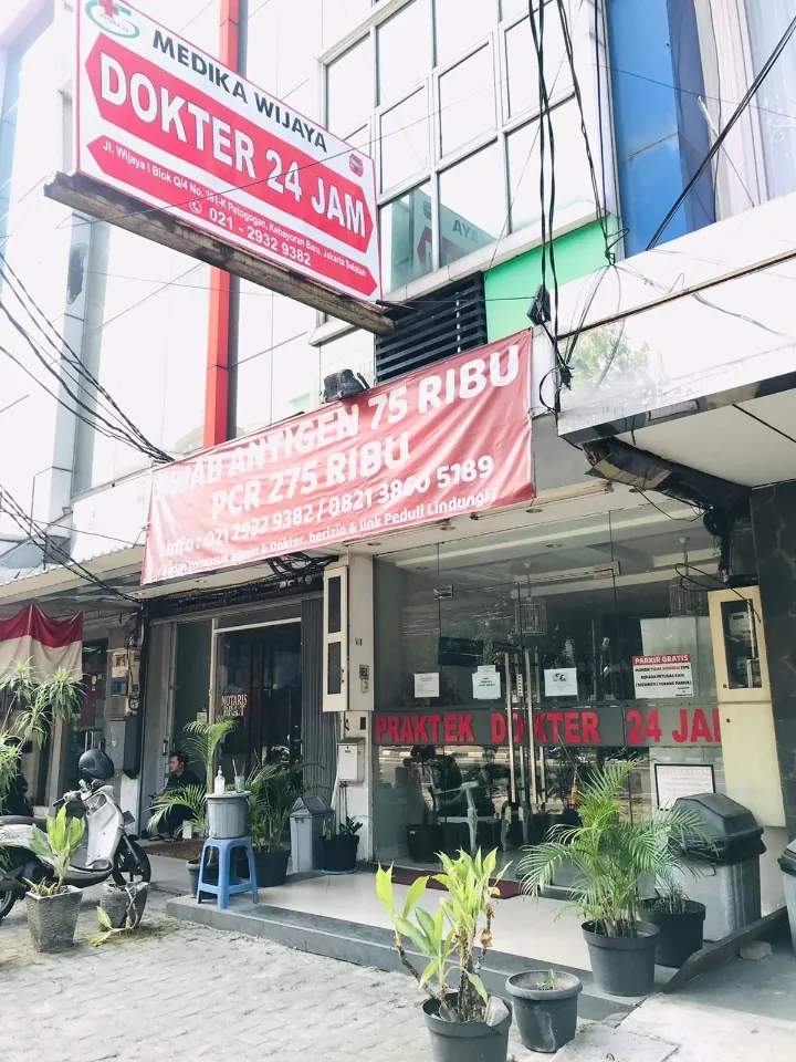Tampak depan salah satu klinik jejaring dengan papan Praktek Dokter 24 Jam