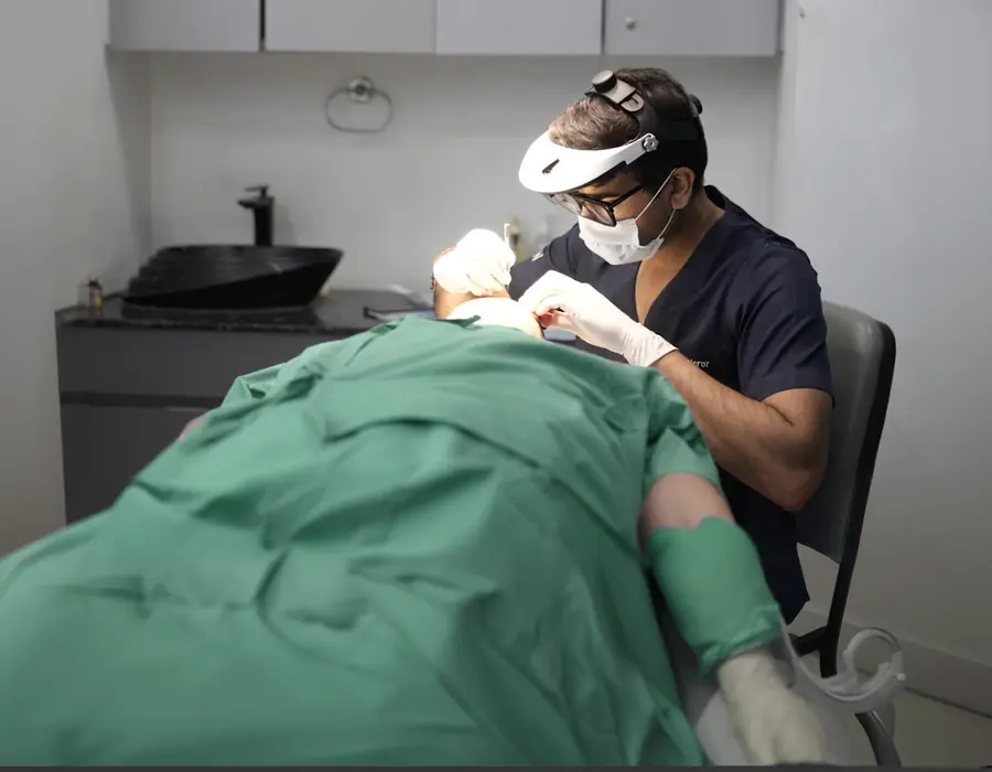 Dokter jaga sedang menangani pasien di ruang tindakan klinik